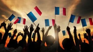Foule brandissant des drapeaux français symbolisant la construction de l’État-nation