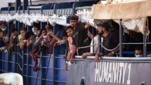 Migrants à bord du bateau Humanity1 illustrant les migrations internationales en Méditerranée. (122c)