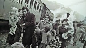 Familles arrivant en gare lors de l’immigration italienne en France au XXe siècle.