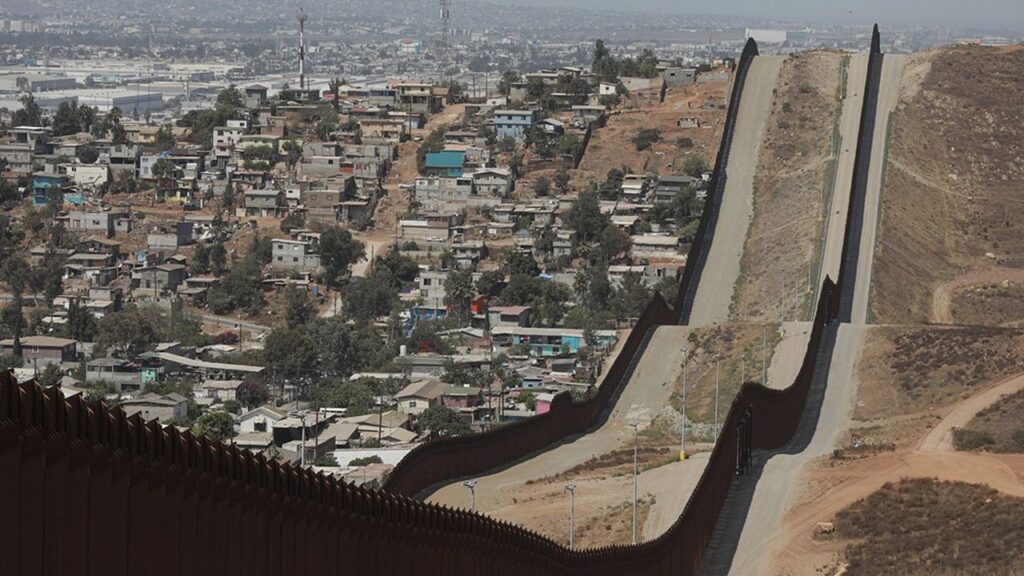 Vue du mur frontalier entre les États-Unis et le Mexique illustrant la Mexamérique