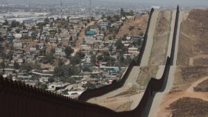 Vue du mur frontalier entre les États-Unis et le Mexique illustrant la Mexamérique