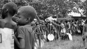 Guerre du Biafra : enfants victimes de la famine pendant le conflit au Nigeria.
