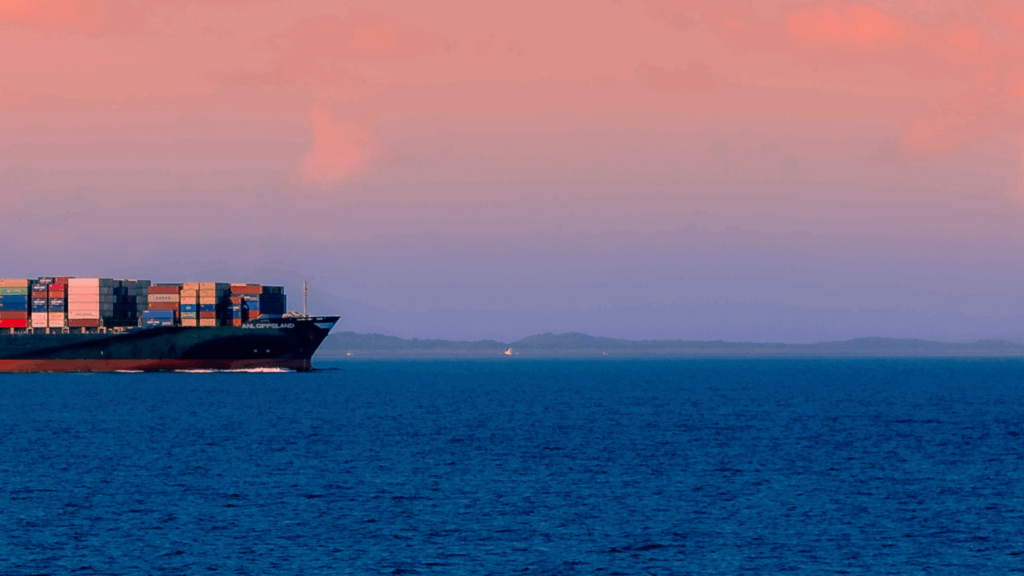 Bateau cargo transportant des conteneurs sur la mer Noire.