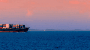 Bateau cargo transportant des conteneurs sur la mer Noire.