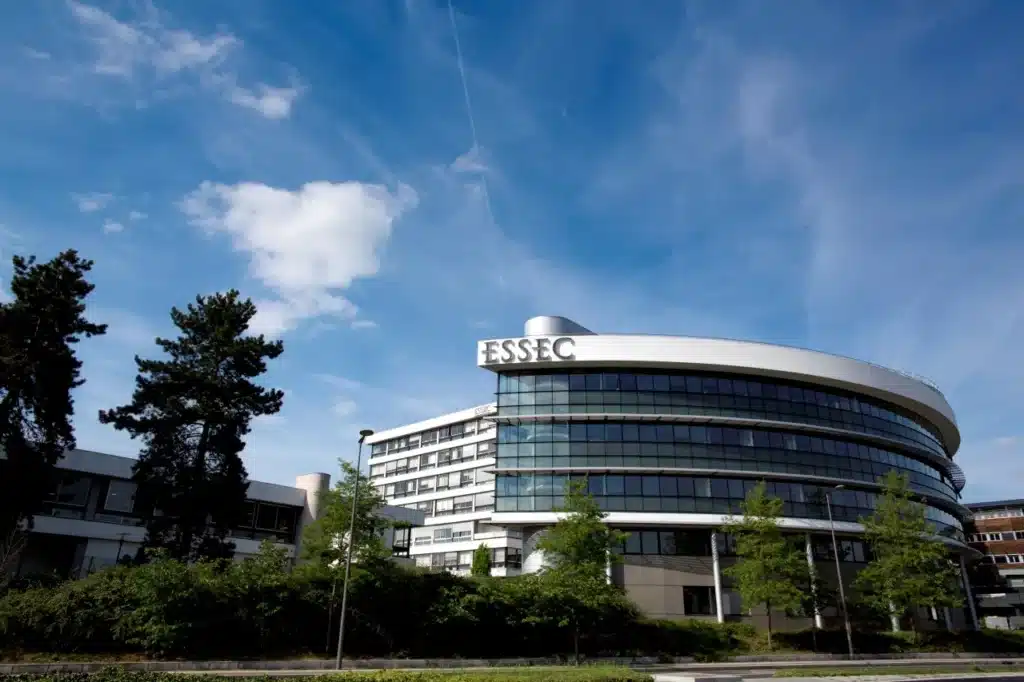 Entrée du campus ESSEC à Cergy liée aux test psychotechnique exercices