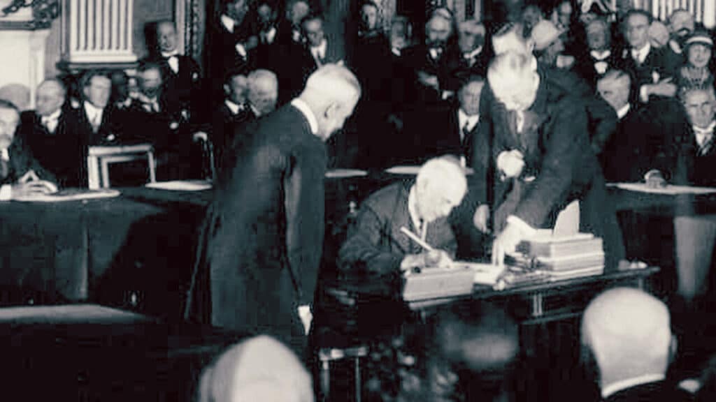 Signature officielle du Traité de Versailles en 1919, symbole de la paix imposée.