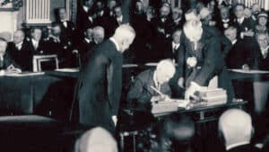 Signature officielle du Traité de Versailles en 1919, symbole de la paix imposée.