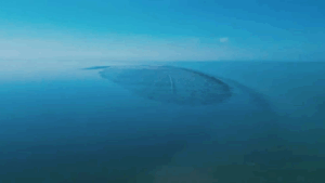 mer Caspienne photographiée sous un ciel clair et calme
