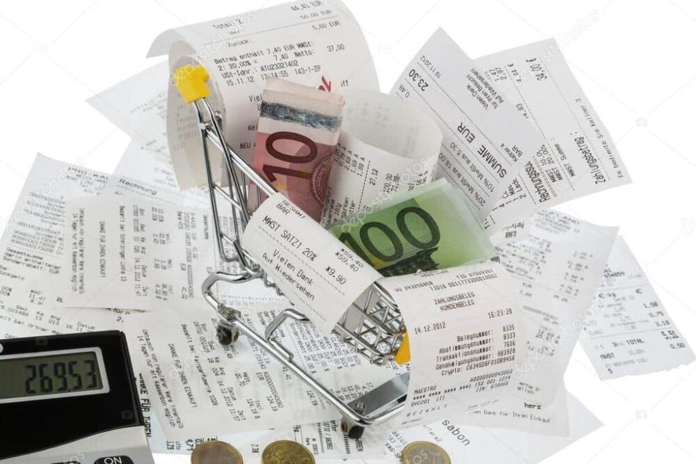 Caddie avec billets symbolisant le pouvoir d’achat et les finances des ménages.