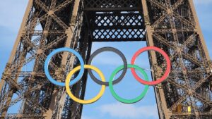 Paris 2024 : Tour Eiffel illuminée avec les anneaux des Jeux olympiques