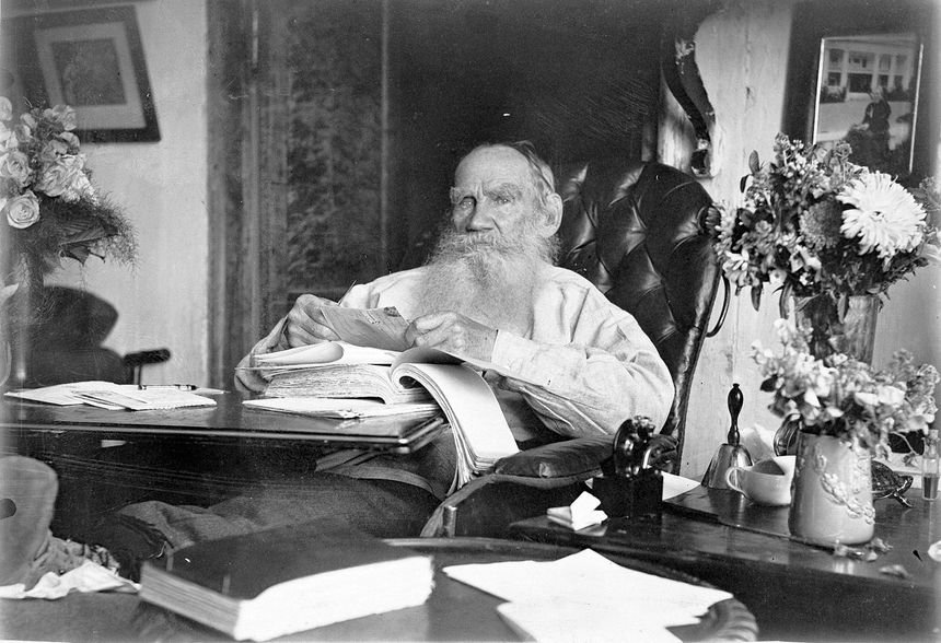 Léon Tolstoï à son bureau, auteur d’Anna Karénine et écrivain russe majeur