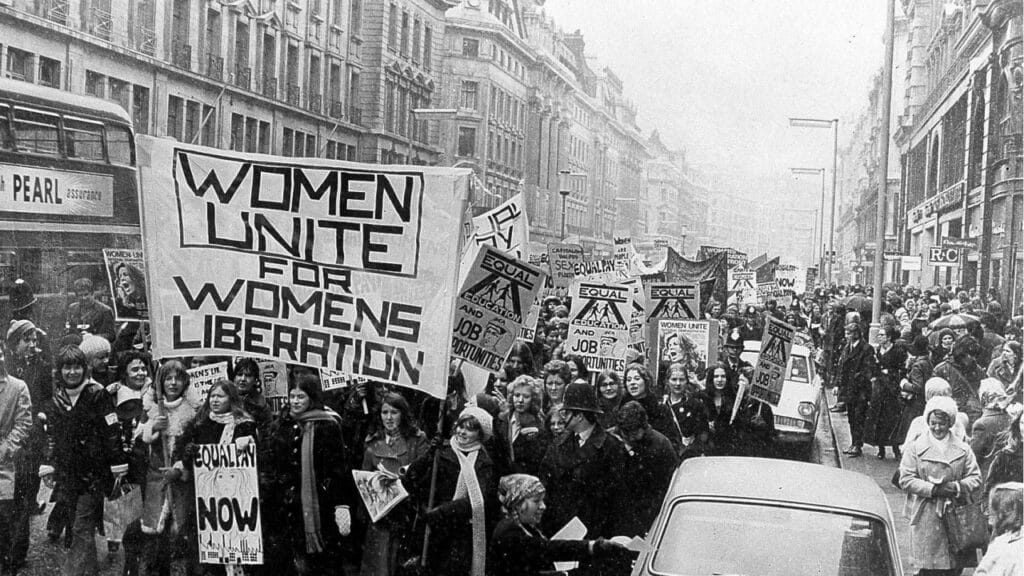 Le féminisme en action : cortège de manifestantes pour l’égalité.