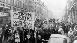 Le féminisme en action : cortège de manifestantes pour l’égalité.