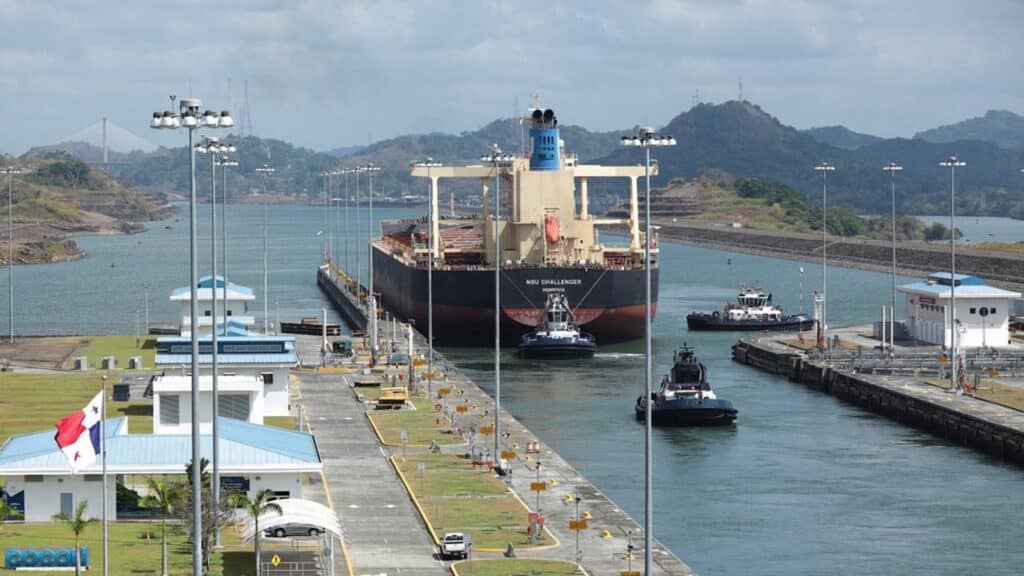 Navigation commerciale à travers le canal de Panama sous un ciel dégagé.