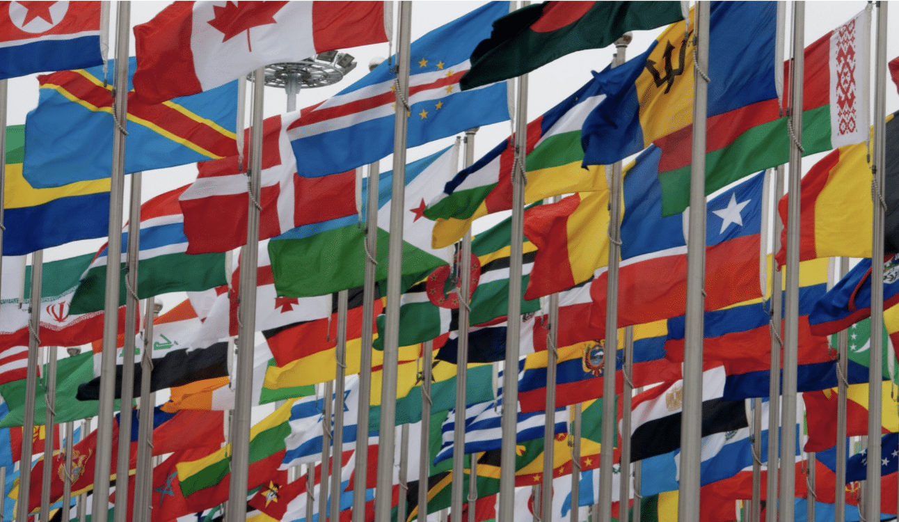 Drapeaux symbolisant un nouvel ordre mondial après l'accord du GATT