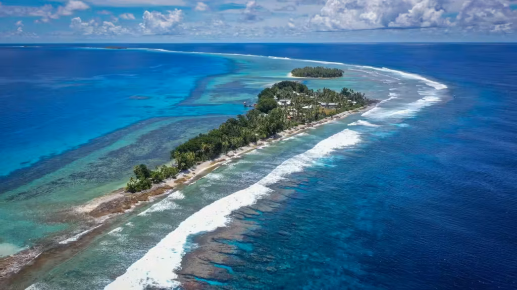 Tuvalu vu du ciel, territoire insulaire confronté au climat et misant sur une utopie numérique.