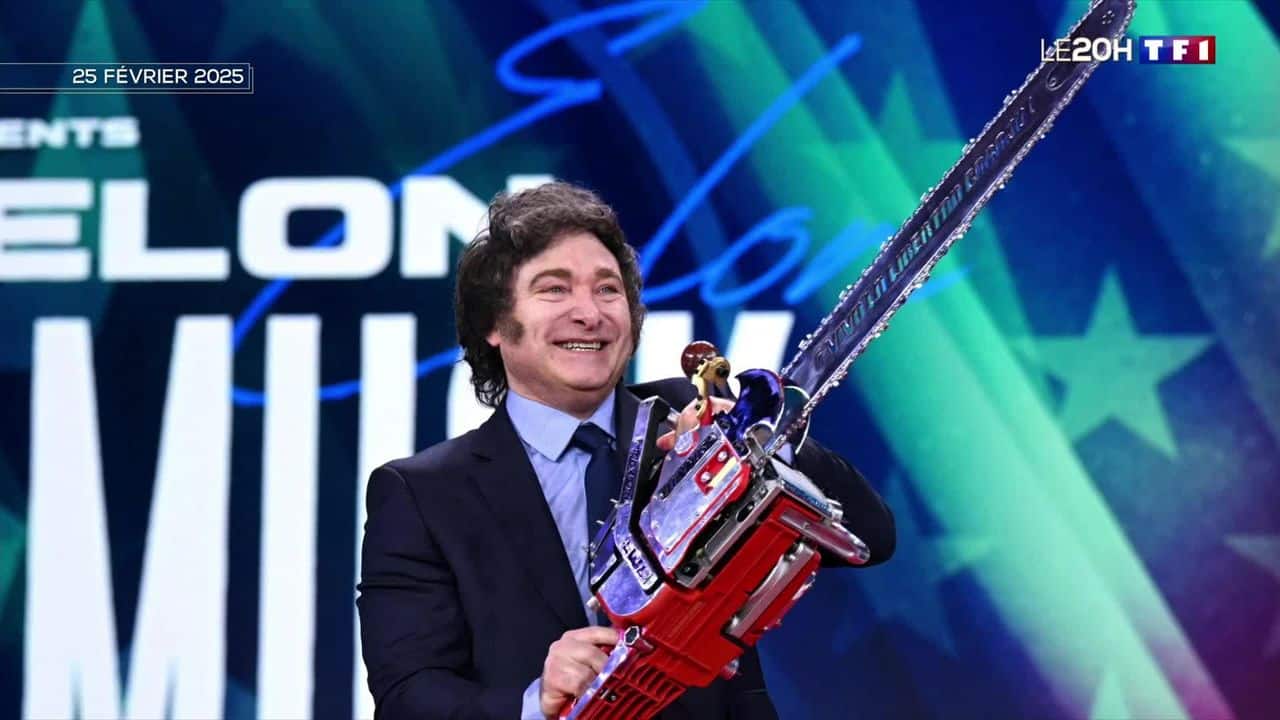 Javier Milei brandissant une tronçonneuse, symbole de son programme économique.