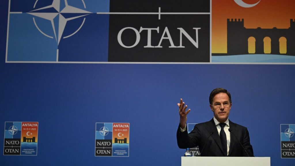Le secrétaire général prend la parole lors d’un sommet officiel de l’OTAN.