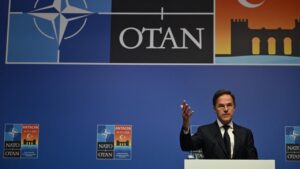 Le secrétaire général prend la parole lors d’un sommet officiel de l’OTAN.