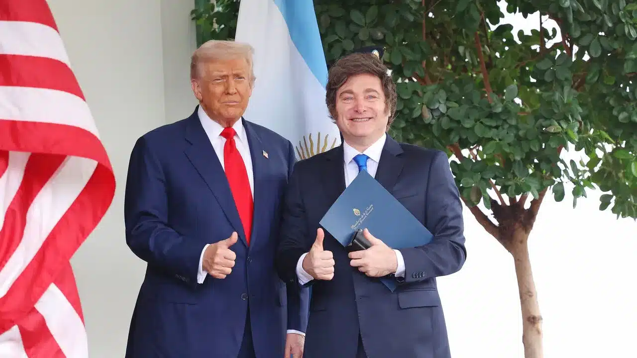 Javier Milei rencontre Donald Trump pour renforcer les liens entre l’Argentine et les États-Unis.