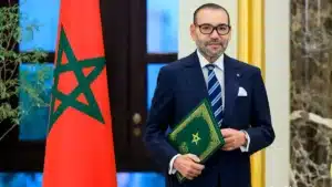 Message officiel du roi du Maroc devant le drapeau national