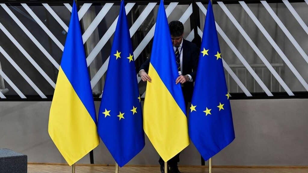 Drapeaux ukrainiens et européens illustrant les tensions entre Vladimir Poutine et l’Europe