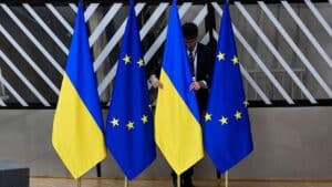 Drapeaux ukrainiens et européens illustrant les tensions entre Vladimir Poutine et l’Europe