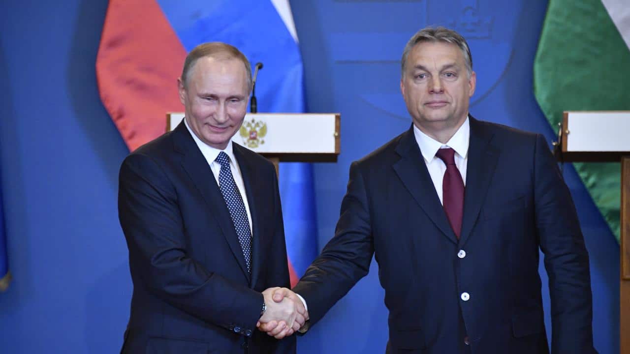 Vladimir Poutine serrant la main de Viktor Orbán lors d’une rencontre officielle