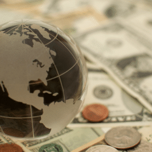 Amartya Sen - Illustration visuelle du développement humain avec un globe posé sur des billets