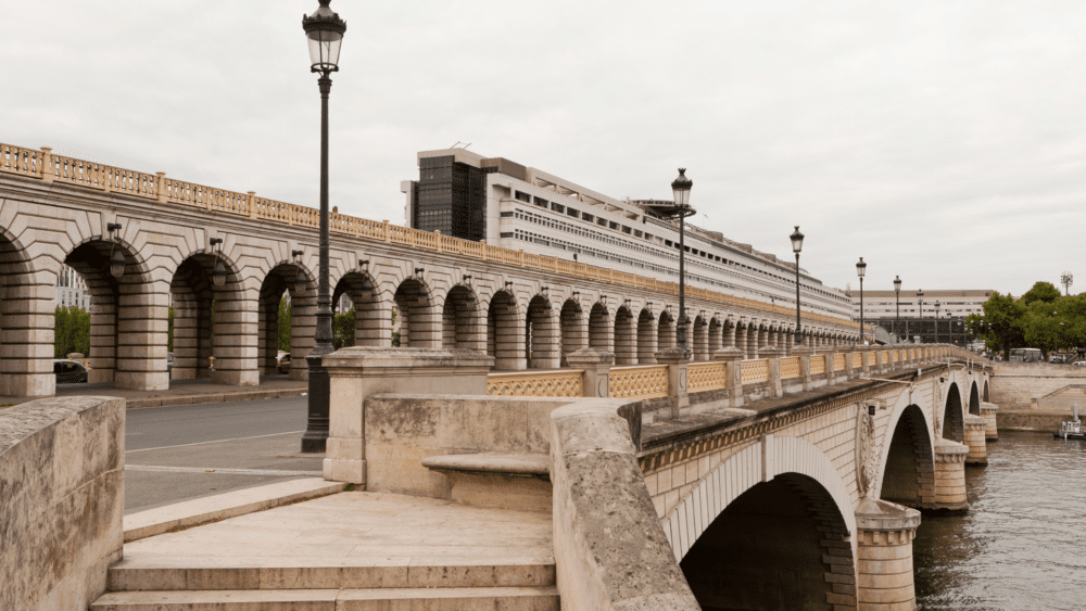 Façade du ministère de l’Économie, symbole de la dette publique.