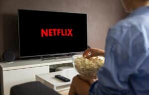 Télévision Netflix avec spectateur
