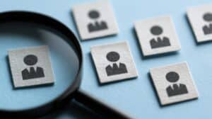 loupe qui cible une une personne parmi d'autres