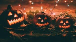 Citrouilles d’Halloween éclairées, symbole du soft power et de la diffusion culturelle américaine