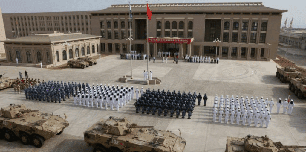 Soldats chinois en parade à Djibouti