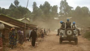 Casques bleus de l’ONU en patrouille dans un village de République démocratique du Congo.