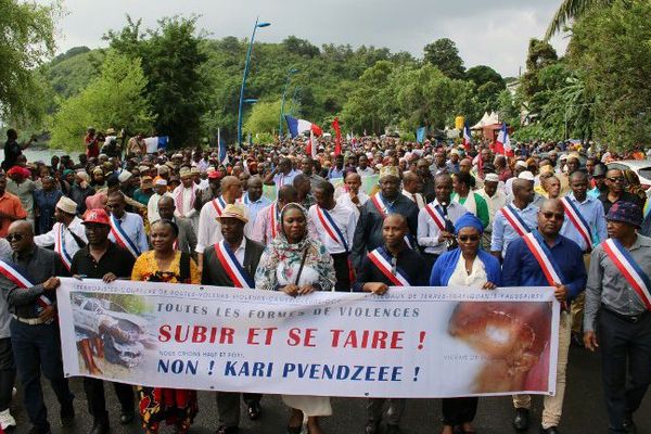 Mobilisation sociale à Mayotte en 2018 contre l’insécurité et les fractures territoriales, illustrant le rôle de l’île comme frontière stratégique et enjeu géopolitique français.