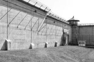 Photo d'un mur barbelé signifiant l'enfermement dans la prison