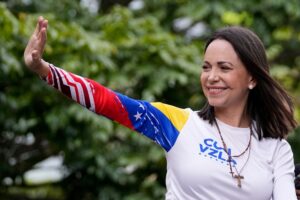 Maria Corina Machado salue la foule, vêtue d’un haut aux couleurs du Venezuela, après l’annonce de son prix Nobel de la paix.