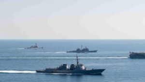 Navires américains en mouvement illustrant le hard power des États-Unis