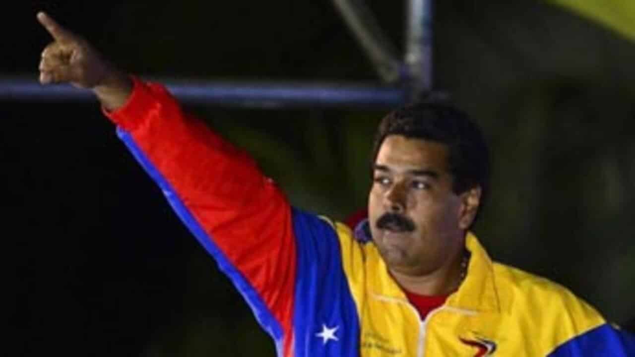 Nicolás Maduro levant le bras lors d’un discours politique au Venezuela.