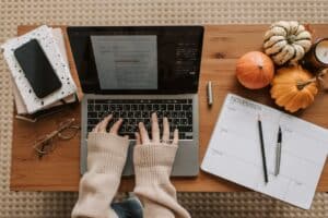 Travailler pendant les vacances de la Toussaint