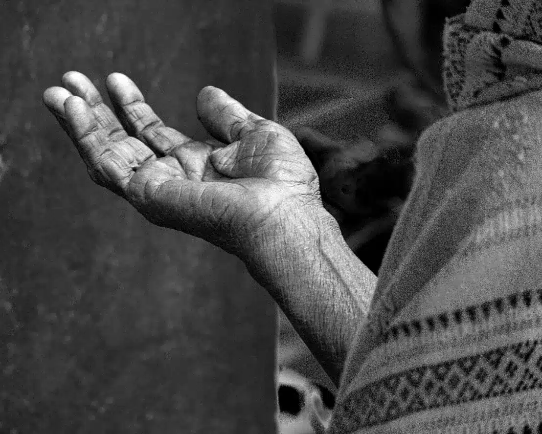 : Main tendue d’un mendiant, symbole de l’aumône et du désir selon Schopenhauer
