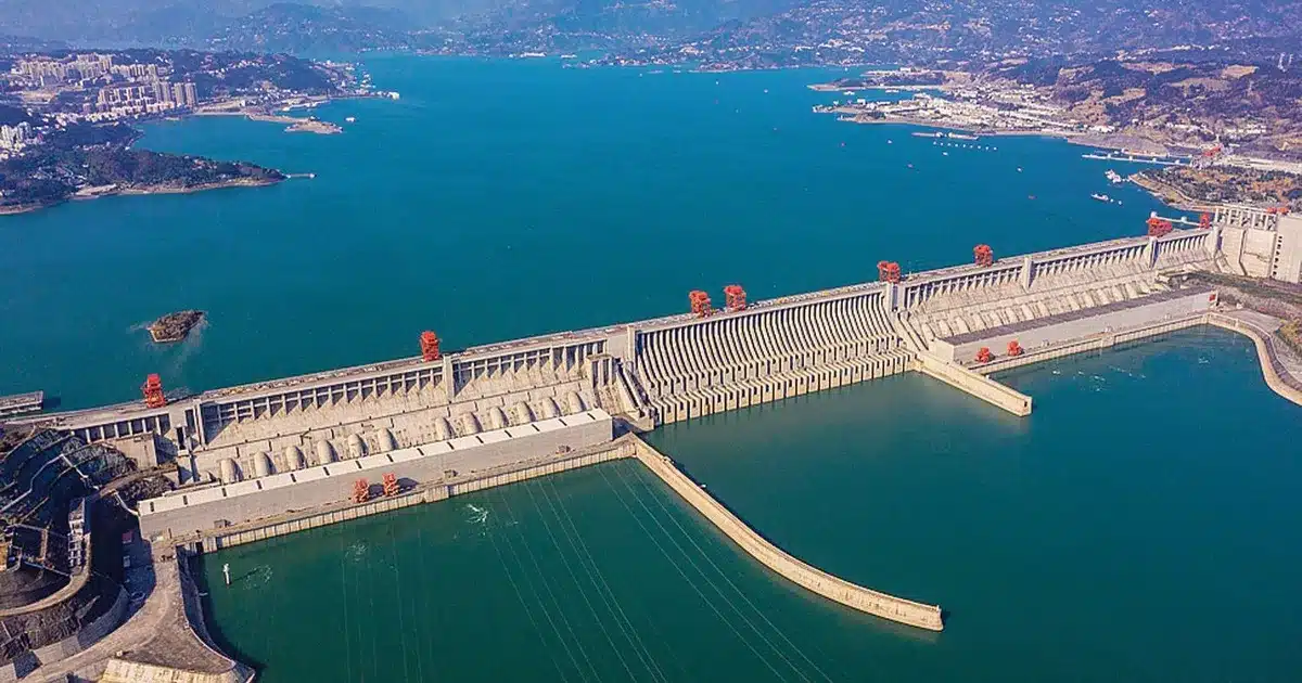 Vue aérienne du barrage chinois des Trois Gorges sur le fleuve Yangtsé, principal ouvrage hydroélectrique du pays permettant à la Chine de contrôler 80 % de ses ressources en eau.