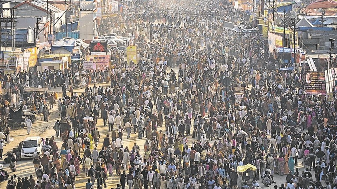 Foule dense dans une rue en Inde illustrant les effets de la croissance démographique mondiale.
