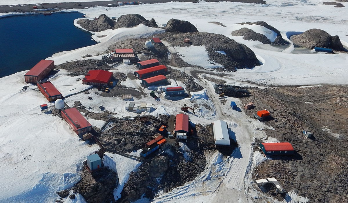 Vue aérienne de la base scientifique française Dumont-d’Urville en Antarctique, installée sur l’île des Pétrels. Elle symbolise la présence française dans les terres australes et la recherche polaire.