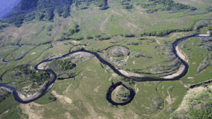 Vue aérienne des méandres du fleuve Amour serpentant à travers la plaine sibérienne, illustrant l’érosion et la dynamique fluviale naturelle.