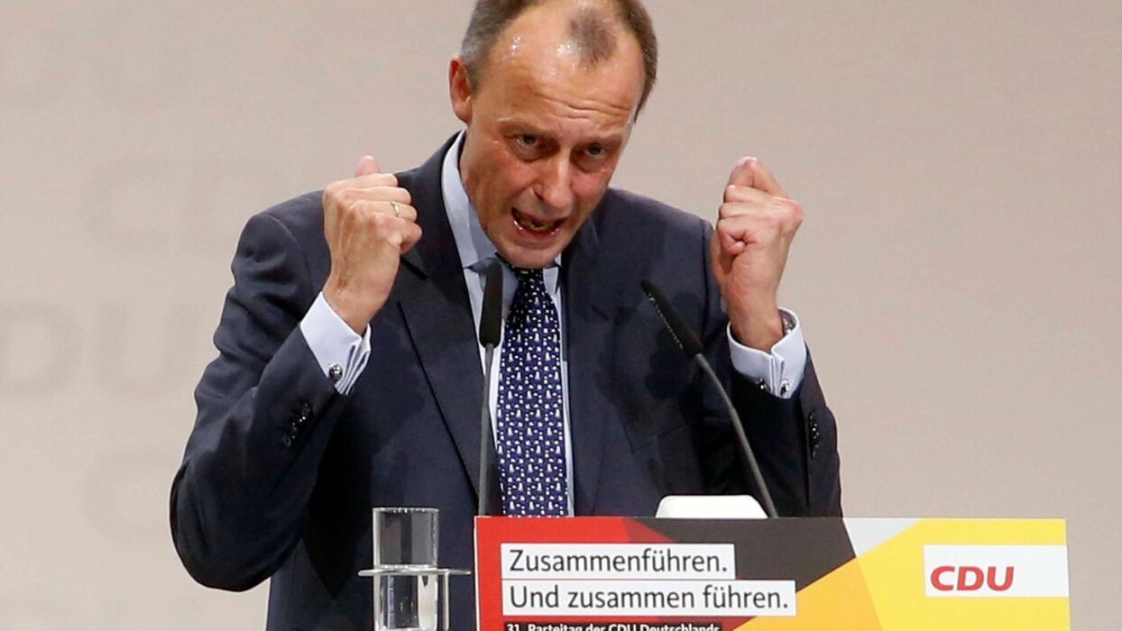 Friedrich Merz prononce un discours au Bundestag sur la puissance militaire allemande.