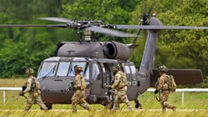 Soldats et hélicoptère illustrant la typologie des guerres et les formes de conflits modernes.