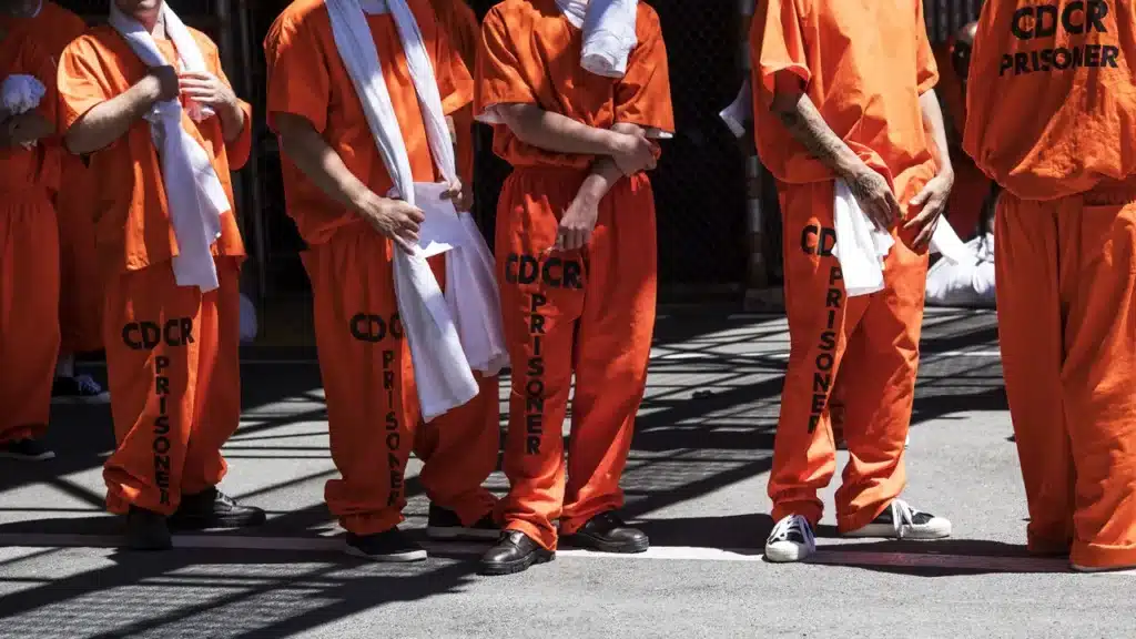 Prisonniers américains en uniforme orange debout dans la cour d’une prison