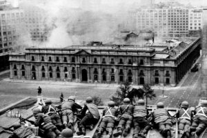 Scène du coup d’État chilien de 1973, Allende renversé, ambiance de conflit politique. Symbole de l'ingérence américaine.